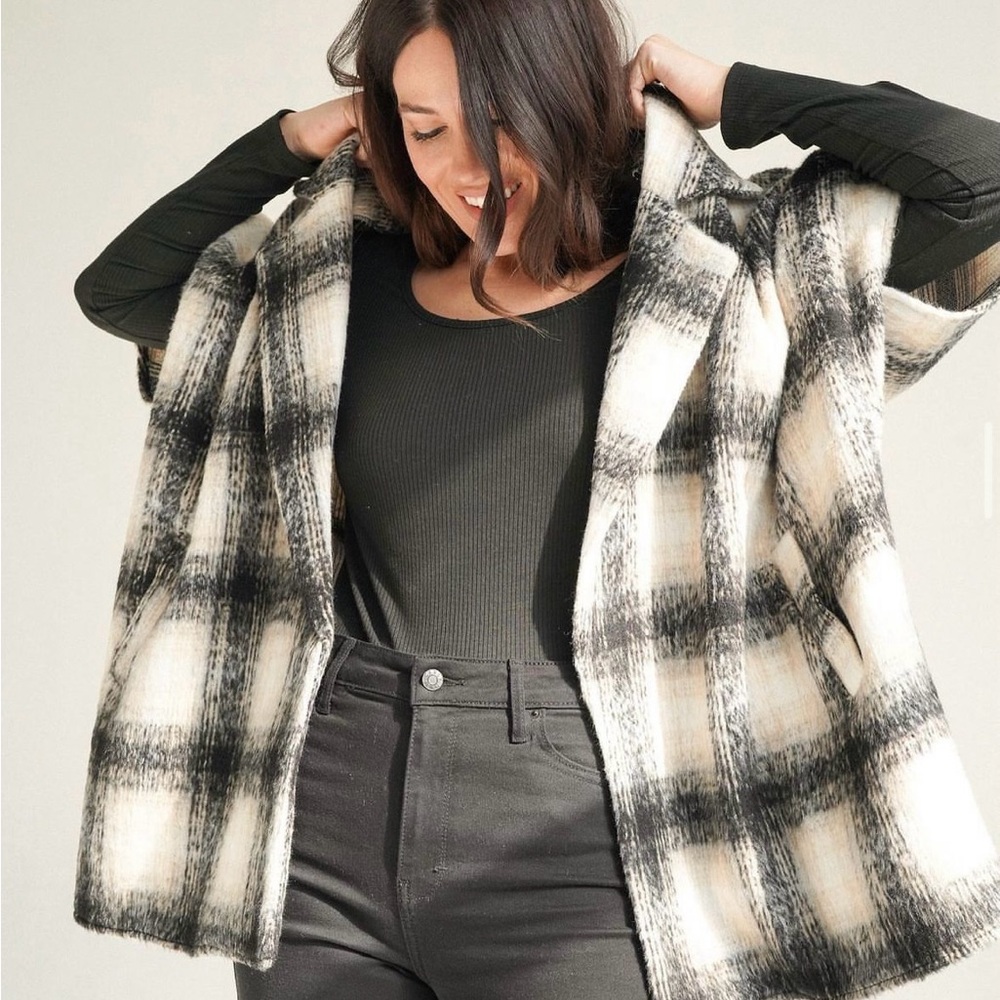 Carly Jean Los Angeles Jackson Sleeveless Coat